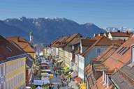 The pedestrian zone in the old town of Murnau am Staffelsee photographed from above with mountains in the background